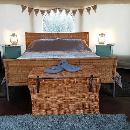 The Little Hide - Adult Only Pods * Wigginton (North Yorkshire)