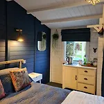 The Little Hide - Adult Only Pods 3* York